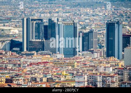 Luftaufnahme des Geschäfts- und Finanzviertels von Neapel, moderne Wolkenkratzer in Neapel, Kampanien, Italien. Stockfoto