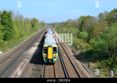 Ein Emu Zug verlässt Horley Station in Surrey. Stockfoto