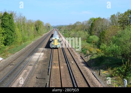 Ein Emu Zug verlässt Horley Station in Surrey. Stockfoto