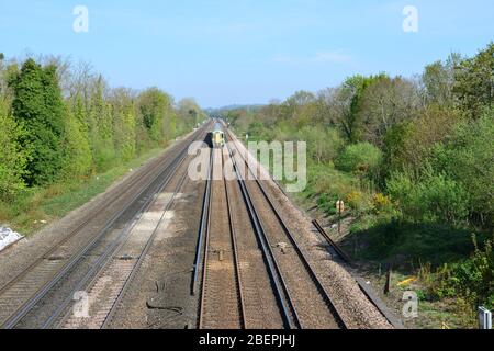 Ein Emu Zug verlässt Horley Station in Surrey. Stockfoto