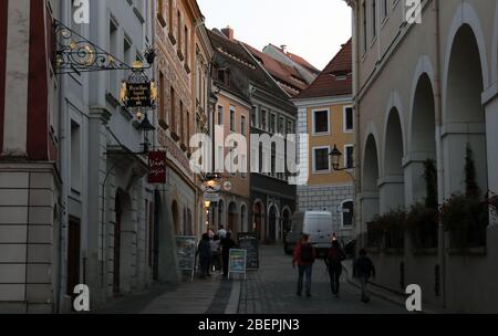 Restaurierte historische Fassaden an der Nei? Straße bei Dämmerung in Gorlitz, östlichste Stadt Deutschlands, Kreisstadt des Kreises Gorlitz im Freistaat Sachsen und größte Stadt der Oberlausitz, aufgenommen am 16.08.2019. Die Stadt, die im Zweiten Weltkrieg fast vollständig von der Zerstörung verschont blieb, liegt an der Lausitzer Neiße, die seit 1945 die Grenze zu Polen bildet. Foto: Peter Zimmermann - Nutzung weltweit Stockfoto