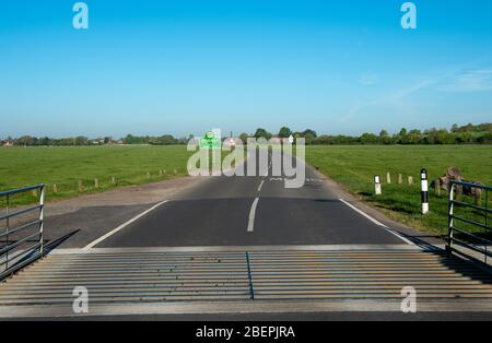 Dorney, Buckinghamshire, Großbritannien. April 2020. Die Straße durch Dorney Common wurde heute Morgen während der Hauptverkehrszeit verlassen, da die meisten Leute Rat der Regierung beachten, zu Hause während der Coronavirus Pandemic Lockdown zu bleiben. Kredit: Maureen McLean/Alamy Live News Stockfoto