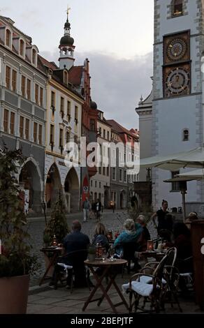 Restaurierte historische Fassaden am Untermarkt bei Dämmerung in Gorlitz, der östlichsten Stadt Deutschlands, der Kreisstadt des Görlitzer Bezirks im Freistaat Sachsen und der größten Stadt der Oberlausitz, aufgenommen am 16.08.2019. Die Stadt, die im Zweiten Weltkrieg fast vollständig von der Zerstörung verschont blieb, liegt an der Lausitzer Neiße, die seit 1945 die Grenze zu Polen bildet. Foto: Peter Zimmermann - Nutzung weltweit Stockfoto