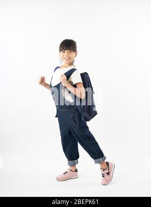 Junge asiatische Mädchen Schüler mit Schultasche isoliert auf weißem Hintergrund, Lern-und Bildungs-Kind-Konzept Stockfoto