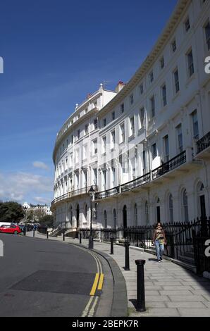 Geschwungene Terrassen, Adelaide Crescent, Hove, East Sussex. Blick auf den Palmeira Platz. Aus dem Jahr 1850-60. Stockfoto