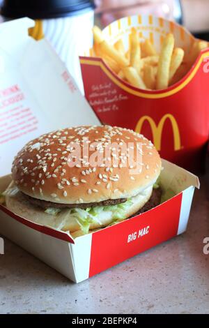 Nahaufnahme des australischen McDonald's Big Mac und Kartoffelchips Stockfoto