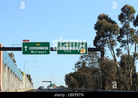 Wegweiser Monash Freeway, City und Warragul auf der Melbourne Freeway Road Stockfoto