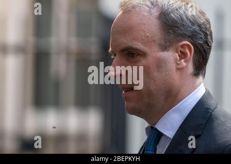 London, Großbritannien. April 2020. Dominic Raab MP PC Außenminister verlässt 10 Downing Street, London UK Credit: Ian Davidson/Alamy Live News Stockfoto