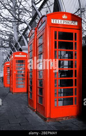 Reihe traditioneller roter Telefonzellen im Zentrum von London, Großbritannien. Stockfoto