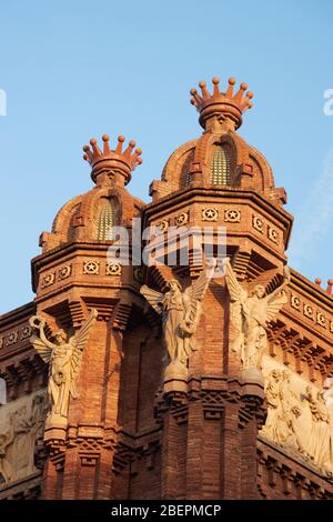 Der Triumphbogen oder Arco de Triunfo in spanisch, ist ein Triumphbogen in der Stadt Barcelona in Katalonien, Spanien. Stockfoto