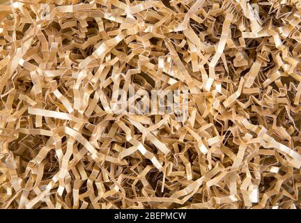 Gold Farbe geschreddert Papier - Geschenkbox Füllstoff Hintergrund. Stockfoto