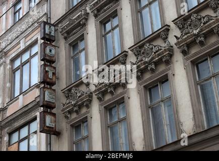 Gorlitz, Deutschland. August 2019. Verfallene Fassade des ehemaligen Hotels "Gorlitzer Hof" in Gorlitz, östlichste Stadt Deutschlands, Kreisstadt des Kreises Gorlitz im Freistaat Sachsen und größte Stadt der Oberlausitz, aufgenommen am 16.08.2019. Die Stadt, die im Zweiten Weltkrieg fast vollständig von der Zerstörung verschont blieb, liegt an der Lausitzer Neiße, die seit 1945 die Grenze zu Polen bildet. Quelle: Peter Zimmermann / dpa / Alamy Live News Stockfoto