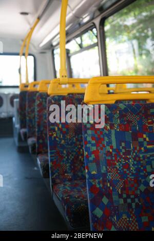 Innensitze und das obere Deck eines typischen Londoner Busses. Stockfoto