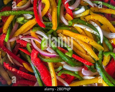 Paprika und Zwiebel von oben in Scheiben geschnitten Stockfoto