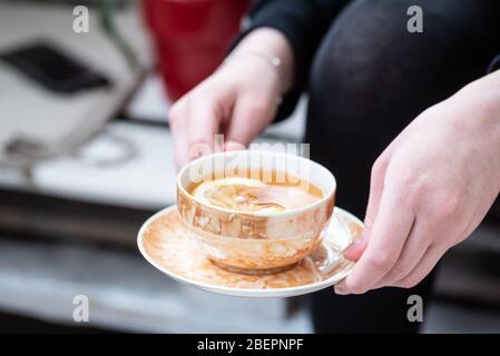 Geschirr Tasse frisch zubereiteten schwarzen Tee mit Zitronenscheibe Stockfoto