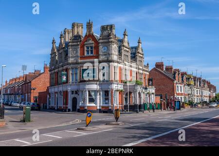 Das Abington Publice House auf der Wellingborough Rd in der Nähe von Abington Park auf einem hellen sonnigen Monring, Northampton, Großbritannien Stockfoto