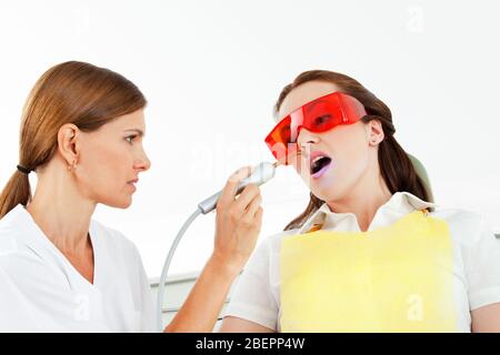 Frau bekommt Zahnaufhellung beim Zahnarzt Stockfoto