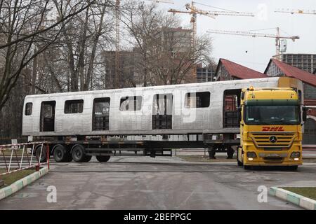 Sankt Petersburg, Russland. April 2020. Ein DHL-LKW trägt einen Wagen eine Zugfabrik in Neva. Kredit: Sergei Mikhailichenko / SOPA Images / ZUMA Wire / Alamy Live News Stockfoto