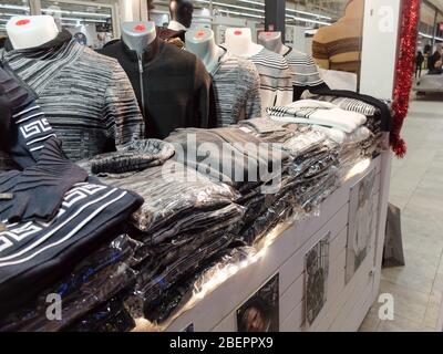 Kleiner Bekleidungsmarkt: Pullover, Jacken, Jeans, etc. In einem Einkaufszentrum Stockfoto