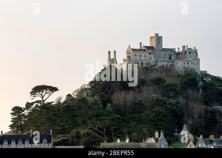 Am frühen Morgen am Strand von Marazion, mit Blick auf St. Michael's Mount in Cornwall England Stockfoto