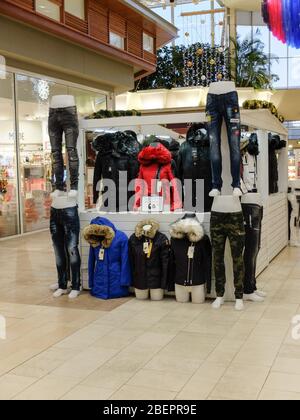 Kleiner Bekleidungsmarkt: Pullover, Jacken, Jeans, etc. In einem Einkaufszentrum Stockfoto