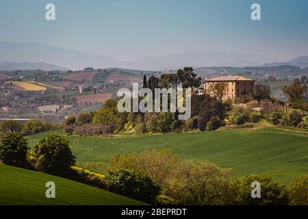 Eine Landhaus-Villa in den sanften grünen Hügeln der italienischen Landschaft in Passo Ripe, in der Nähe von Senigallia, Le Marche, Italien Stockfoto