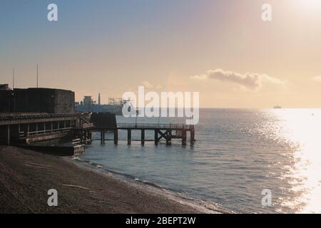 Hot Walls Beach, Square Tower und Victoria Pier, Portsmouth Harbour Eingang, Hampshire, England, Großbritannien: Blick nach Spithead, am frühen Morgen Stockfoto