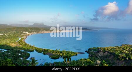 Blick über Bahia de Miel in Richtung Stadt und El Yunque Berg, Baracoa, Guantanamo Provinz, Kuba Stockfoto