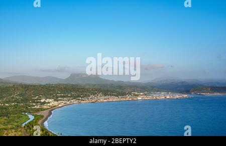 Blick über Bahia de Miel in Richtung Stadt und El Yunque Berg, Baracoa, Guantanamo Provinz, Kuba Stockfoto