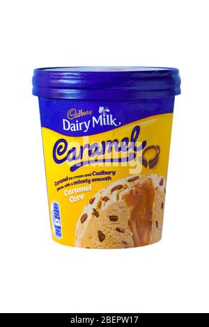 Cadbury Dairy Milk Caramel Karamell Eis und Cadbury Stücke mit einem samtig glatten Karamell Kern in Wanne isoliert auf weißem Hintergrund Stockfoto