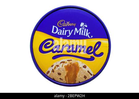 Cadbury Dairy Milk Caramel Karamell Eis und Cadbury Stücke mit einem samtig glatten Karamellkern in Wanne isoliert auf weißem Hintergrund - von oben Stockfoto