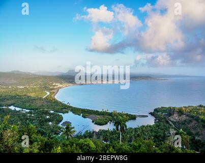 Blick über Bahia de Miel in Richtung Stadt und El Yunque Berg, Baracoa, Guantanamo Provinz, Kuba Stockfoto