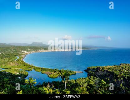 Blick über Bahia de Miel in Richtung Stadt und El Yunque Berg, Baracoa, Guantanamo Provinz, Kuba Stockfoto