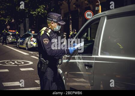 Barcelona, Spanien. April 2020. Ein Beamter der Guardia Urbana (Stadtpolizei) in Barcelona kontrolliert die Bewegung von Pendlern, nachdem die fortlaufenden Coronavirus-Beschränkungen für nicht-lebenswichtige Arbeitnehmer nach mehr als einem Monat landesweiter Lockdown aufgrund der anhaltenden Verbreitung von COVID-19 gelockert wurden. Spanien verzeichnete bisher weniger als 300 neue Todesfälle in Höhe von über 18500 Todesfällen. Quelle: Matthias Oesterle/Alamy Live News Stockfoto