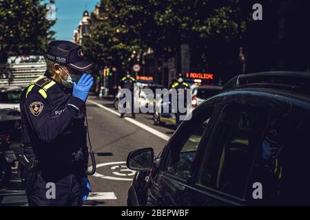 Barcelona, Spanien. April 2020. Ein Beamter der Guardia Urbana (Stadtpolizei) in Barcelona kontrolliert die Bewegung von Pendlern, nachdem die fortlaufenden Coronavirus-Beschränkungen für nicht-lebenswichtige Arbeitnehmer nach mehr als einem Monat landesweiter Lockdown aufgrund der anhaltenden Verbreitung von COVID-19 gelockert wurden. Spanien verzeichnete bisher weniger als 300 neue Todesfälle in Höhe von über 18500 Todesfällen. Quelle: Matthias Oesterle/Alamy Live News Stockfoto