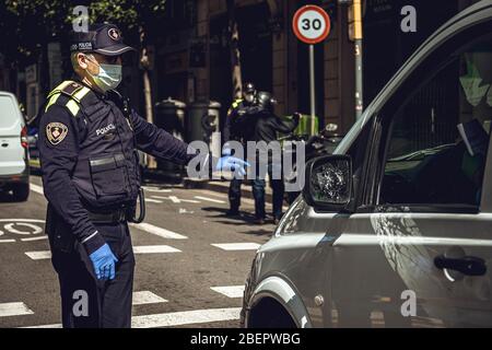 Barcelona, Spanien. April 2020. Ein Beamter der Guardia Urbana (Stadtpolizei) in Barcelona kontrolliert die Bewegung von Pendlern, nachdem die fortlaufenden Coronavirus-Beschränkungen für nicht-lebenswichtige Arbeitnehmer nach mehr als einem Monat landesweiter Lockdown aufgrund der anhaltenden Verbreitung von COVID-19 gelockert wurden. Spanien verzeichnete bisher weniger als 300 neue Todesfälle in Höhe von über 18500 Todesfällen. Quelle: Matthias Oesterle/Alamy Live News Stockfoto