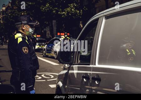 Barcelona, Spanien. April 2020. Ein Beamter der Guardia Urbana (Stadtpolizei) in Barcelona kontrolliert die Bewegung von Pendlern, nachdem die fortlaufenden Coronavirus-Beschränkungen für nicht-lebenswichtige Arbeitnehmer nach mehr als einem Monat landesweiter Lockdown aufgrund der anhaltenden Verbreitung von COVID-19 gelockert wurden. Spanien verzeichnete bisher weniger als 300 neue Todesfälle in Höhe von über 18500 Todesfällen. Quelle: Matthias Oesterle/Alamy Live News Stockfoto