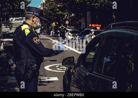 Barcelona, Spanien. April 2020. Ein Beamter der Guardia Urbana (Stadtpolizei) in Barcelona kontrolliert die Bewegung von Pendlern, nachdem die fortlaufenden Coronavirus-Beschränkungen für nicht-lebenswichtige Arbeitnehmer nach mehr als einem Monat landesweiter Lockdown aufgrund der anhaltenden Verbreitung von COVID-19 gelockert wurden. Spanien verzeichnete bisher weniger als 300 neue Todesfälle in Höhe von über 18500 Todesfällen. Quelle: Matthias Oesterle/Alamy Live News Stockfoto