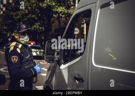 Barcelona, Spanien. April 2020. Ein Beamter der Guardia Urbana (Stadtpolizei) in Barcelona kontrolliert die Bewegung von Pendlern, nachdem die fortlaufenden Coronavirus-Beschränkungen für nicht-lebenswichtige Arbeitnehmer nach mehr als einem Monat landesweiter Lockdown aufgrund der anhaltenden Verbreitung von COVID-19 gelockert wurden. Spanien verzeichnete bisher weniger als 300 neue Todesfälle in Höhe von über 18500 Todesfällen. Quelle: Matthias Oesterle/Alamy Live News Stockfoto