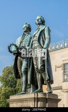 Denkmal für Goethe und Schiller im Rahmen des Nationaltheaters in Weimar Stockfoto