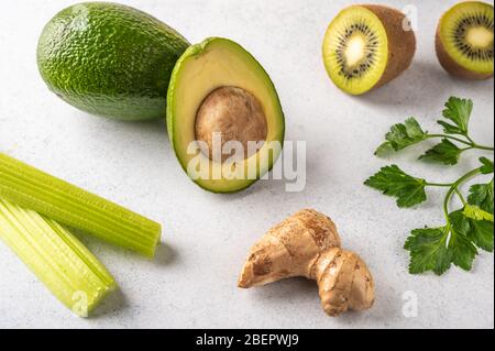 Ingwer, Avocado, Apfel, Kiwi, Sellerie auf hellem Hintergrund. Zutaten für Smoothies. Gesunde Ernährung Stockfoto