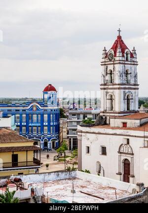 Blick Richtung Nuestra Senora De La Merced Kirche und Plaza de los Trabajadores, Camaguey, Camaguey Provinz, Kuba Stockfoto