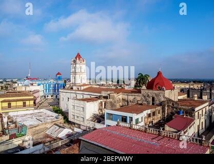 Blick Richtung Nuestra Senora De La Merced Kirche und Plaza de los Trabajadores, Camaguey, Camaguey Provinz, Kuba Stockfoto