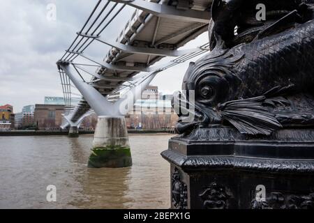 Kunstvolle gusseiserne Design-Lampe mit Millennium Bridge im Hintergrund, London, Großbritannien Stockfoto