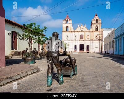 Martha Jimenez Perez Skulpturen und Nuestra Senora del Carmen Kirche, Plaza del Carmen, Camaguey, Camaguey Provinz, Kuba Stockfoto