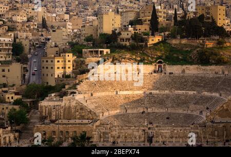 Letztes Tageslicht beleuchtet das antike römische Amphitheater in Amman, Jordanien Stockfoto