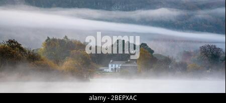 Bauernhaus an Strandshag Bay in Derwentwater an einem sehr nebligen Morgen Stockfoto