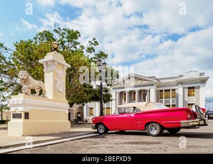 Oldtimer und Colegio San Lorenzo, Hauptplatz, Cienfuegos, Provinz Cienfuegos, Kuba Stockfoto