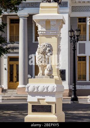 Löwenstatue auf dem Hauptplatz, Cienfuegos, Provinz Cienfuegos, Kuba Stockfoto