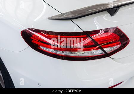 Auto Details - Weiße Luxus-Auto Heckleuchten.Moderne LED-Licht, weißes Auto hinten. Stockfoto